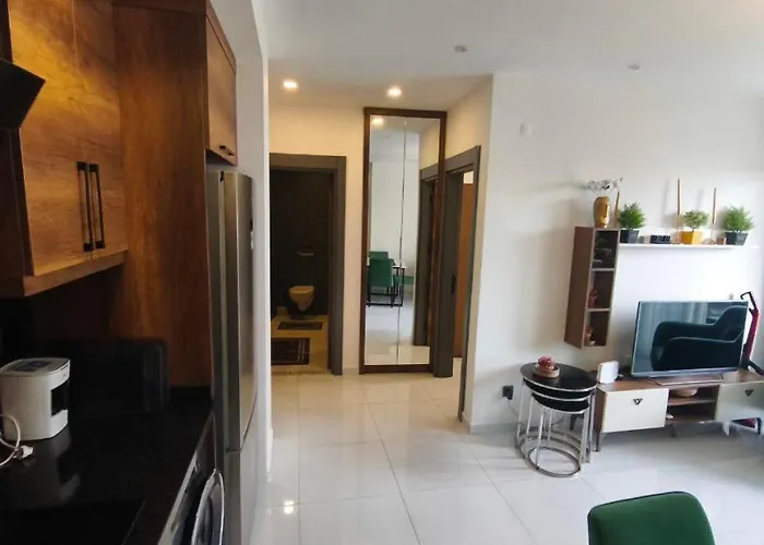 5 Star Facilities/walking Distance To Amenities And The *