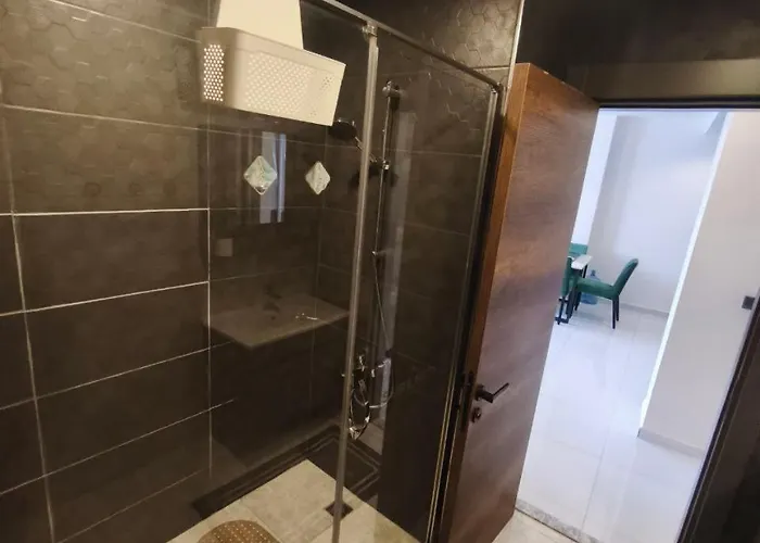 5 Star Facilities/walking Distance To Amenities And The