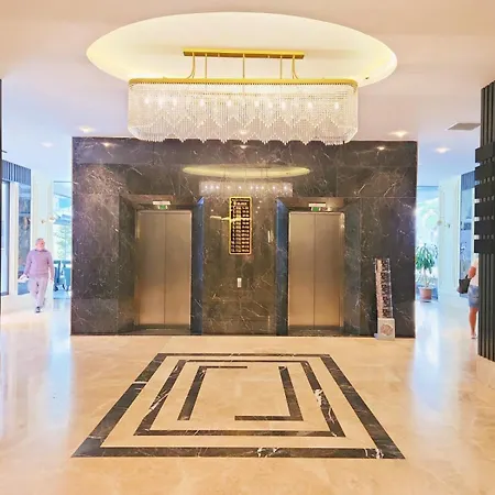 5 Star Facilities/walking Distance To Amenities And The Apartment *
