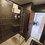 5 Star Facilities/walking Distance To Amenities And The