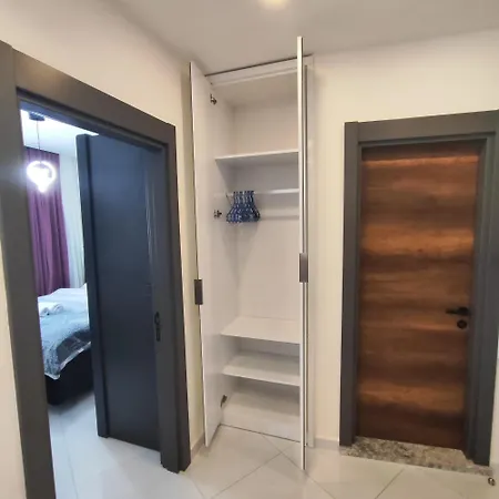 5 Star Facilities/walking Distance To Amenities And The *